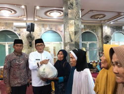 Baznas Bagikan Sembako untuk Warga Kurang Mampu