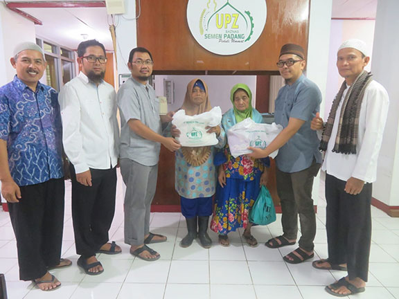 UPZ Baznas Semen Padang Salurkan 288 Paket Lebaran