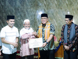 Anggota DPRD Sumbar Serahkan Bantuan Untuk Masjid Dan Musala