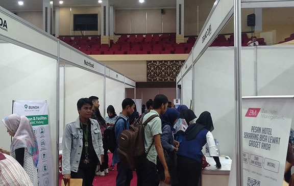 180 Ribu Penduduk Angkatan Kerja Sumbar Menganggur