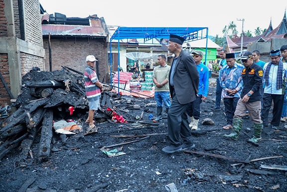 Pemprov Salurkan Bantuan untuk Korban Kebakaran di Solok