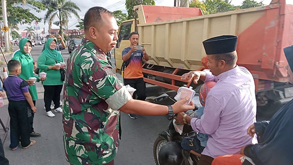 Kodim  0306/50 Kota Bagikan Takjil ke Pengguna Jalan