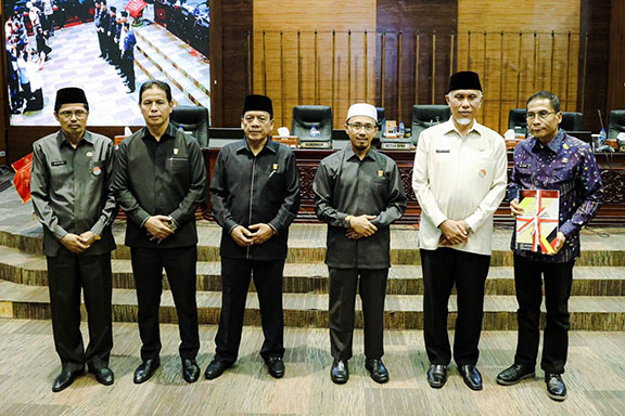 DPRD Sumbar Serahkan Rekomendasi LKPj Gubernur