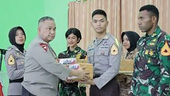 Wakapolda Serahkan Perlengkapan Peserta Latsitardanus