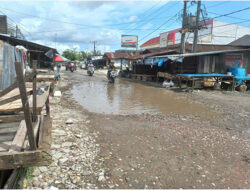 Pedagang Pasar Pagi Keluhkan Jalan Berlubang