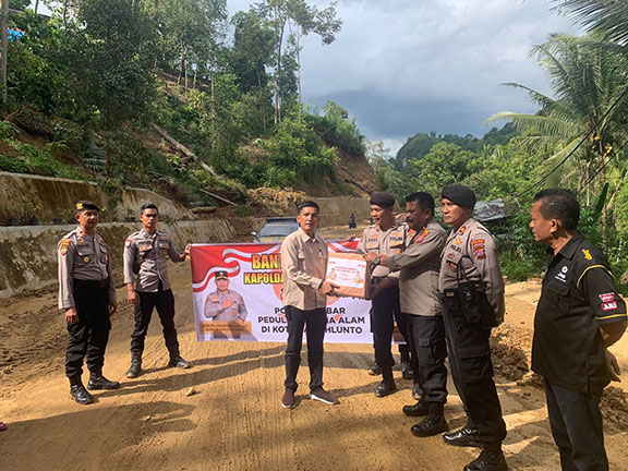 Kapolda Sumbar Salurkan 125 Paket Sembako untuk Korban Tanah Longsor di Sawahlunto