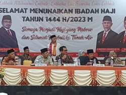 Wakil Ketua DPRD Sumbar Suwirpen Suib Lepas Jemaah Haji Embarkasi Padang