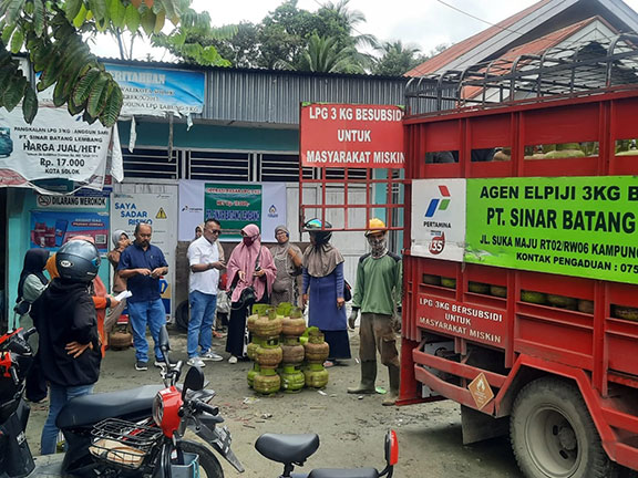 Hindari Penimbunan Elpiji 3 Kg, Pertamina dan Hiswana Migas Operasi Pasar di Kota Solok