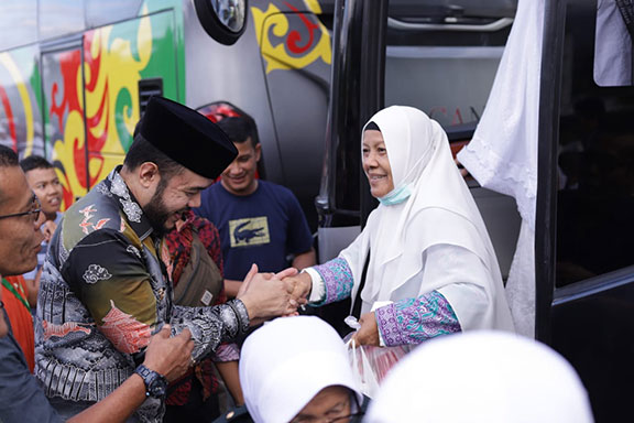 Wako Fadly Amran Sambut Kepulangan Jemaah Haji Padang Panjang