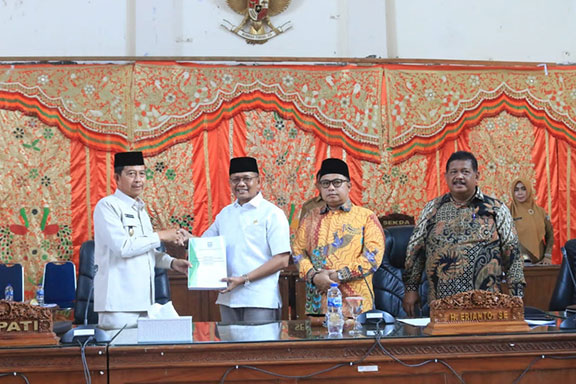 Bupati Risnawanto Sampaikan KUA-PPAS APBD 2024