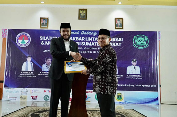 Fadly Amran Dinobatkan jadi Anggota Kehormatan KB PII