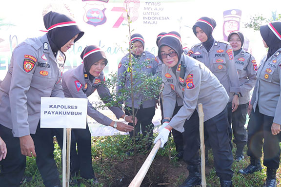 Polres Payakumbuh Lakukan Tanam Pohon Serentak