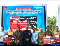 Bank Nagari Serahkan KKPD ke Pemko Padang