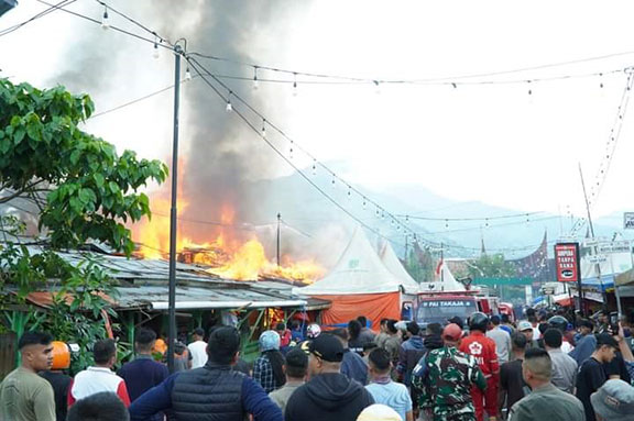 Kebakaran di Kawasan Paskul, Pj Wako Sonny Sampaikan Keprihatinan