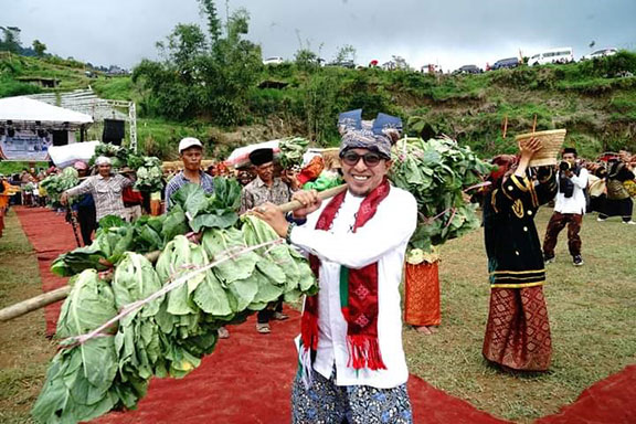 Parade Lobak Meriahkan Festival Pesona Budaya Singgahan Alang