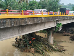 Jembatan Kembar Kiambang Rusak