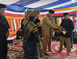 Kaum Sikumbang Datuak Putiah Lewakan Gala kepada Suhatri Bur