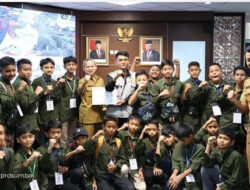Siswa SMP IT Alam Golden School Solok Kunjungi DPRD Sumbar