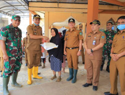 Tinjau Pembersihan Akibat Banjir, Sabar.AS Serahkan Sembako pada Warga