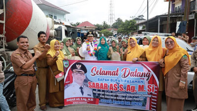 Usai Dilantik, Sabar AS Disambut Masyarakat dan Siswa Disepanjang Jalan