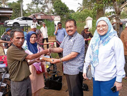 Anggota DPRD Sumbar Arkadius Serahkan Bantuan Alsintan untuk 21 Keltan di Tanah Datar