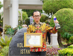 UNAND Terima Penghargaan Badan Publik Informatif dari KI Pusat