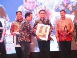 Bupati Barru Suardi Saleh Terima Penghargaan SMSI Award
