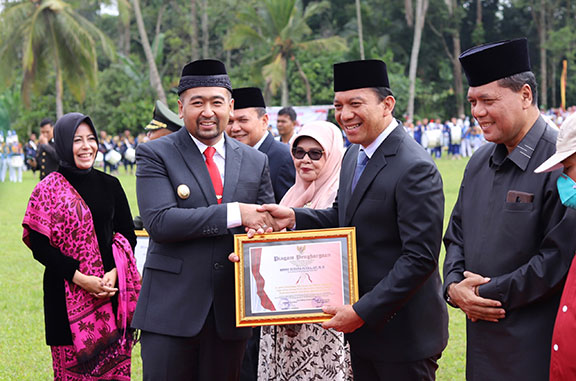Pj Wako Padang Panjang Terima Penghargaan dari Masyarakat
