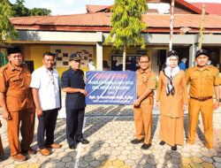 Suwirpen Suib Serahkan Bantuan Mobiler SMKN 8 Senilai Rp.600 Juta