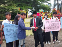 LIMAPIA Gelar Demo di Depan Gedung DPRD Pariaman