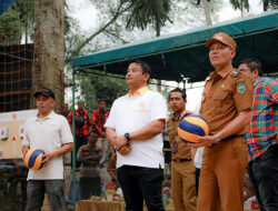 Disambut Ratusan Warga, Sabar AS Buka Turnamen Volly Beringin Putra Cup