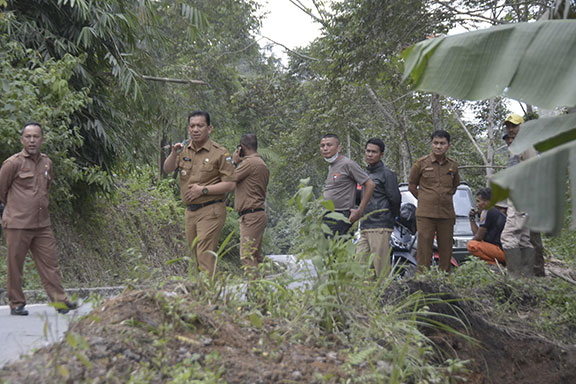 Pemko Perbaiki Jalan di Kelurahan Silaing Bawah