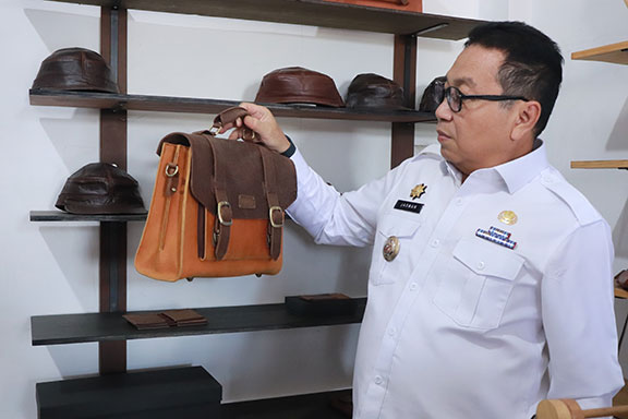 Pj. Walikota Payakumbuh Jasman Apresiasi Pengusaha Pengrajin Kulit