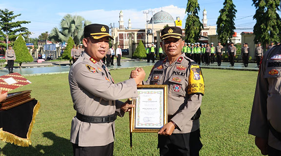 Personil Polres Pasbar Diganjar Penghargaan