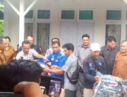 Melalui Pokir Dewan, Kadis Perikanan Mentawai Serahkan 23 Unit Mesin Tempel Kepada Kelompok Nelayan