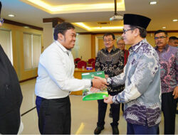 Rektor UNAND Efa Yonnedi, Ph. D Serahkan SK 43 Pegawai Tetap Non PNS
