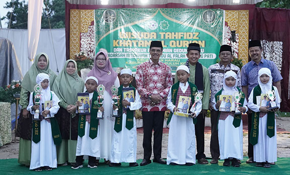 Hadiri Wisuda Tahfidz dan Peresmian Gedung Baru MI Terpadu Al-Falah, Bupati Safaruddin: Kami Bangga dengan MIT Al-Falah