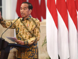 Jokowi Persilakan KPK Usut Korupsi Bansos Presiden Rp125 M