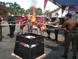 Kejari Agam Musnahkan Barang Bukti 26 Perkara Kejahatan
