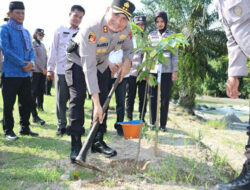 Polres Agam Tanam Ratusan Bibit Pohon di Bantaran Sungai Batang Kalulutan