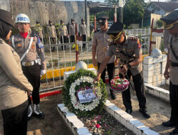 Polres Padang Pariaman Gelar Tabur Bunga di Makam Pahlawan