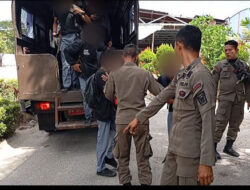 Satpol PP Padang Tertibkan Enam Pelajar Bermain Biliar