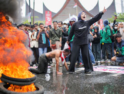Tolak Revisi UU Pilkada, Ratusan Massa Gelar Unjuk Rasa di DPRD Sumbar
