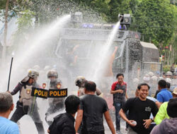 Massa Pasangan Calon Geruduk Kantor KPU Agam