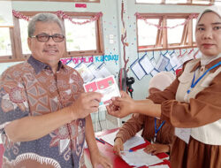 Ketua DPRD Sumbar Salurkan Hak Suara di TPS 13