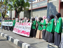 Puluhan Mahasiswa Unand Unjuk Rasa ke Pengadilan