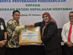 Kejari Mentawai Peroleh Penghargaan dari BPJS Ketenagakerjaan Padang