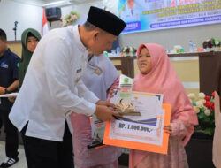 Bupati Pasaman Sabar AS, Berikan Penghargaan Pegiat dan Bunda Literasi