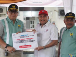 Dukung Program Sanitasi, PT Semen Padang Bantu Toilet Portable