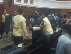 Protes Rencana Tata Ruang dan Wilayah, Warga Geruduk DPRD Sumbar